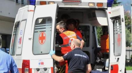 Bologna, trovata neonata in un cassonetto. E grave. Ultimora santorsola neonata grave cassonetto breaking bologna Ambulanza 