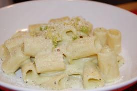 Primo piatto semplice e veloce cena di san Valentino Mezze maniche in salsa cremosa