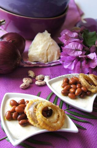 Fagioli al vapore con mousse di parmigiano e cipolla croccante