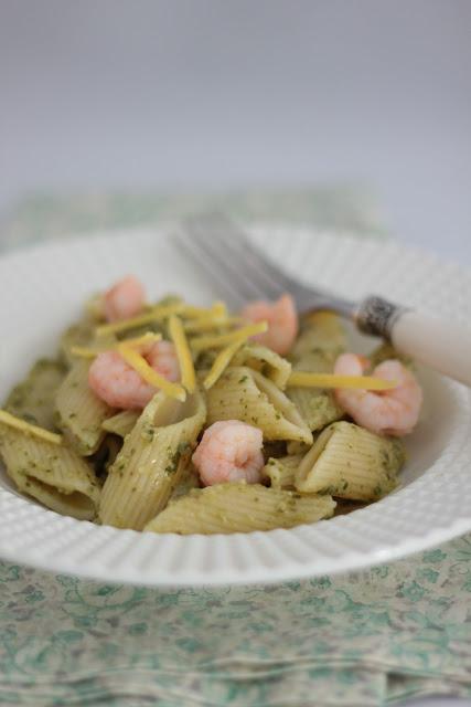 Pasta al pesto con gamberetti e zeste di limone