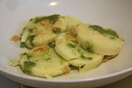 Gnocchi alla romana con pesto e briciole di cialda di parmigiano