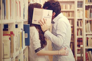 kiss-library-love-couple-kissing-reading-c9a5ce431-copia-1.jpg