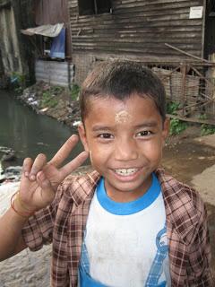 I bambini della slum dietro la stazione di Rangoon (Yangon), con galleria fotografica - Birmania