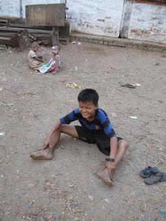I bambini della slum dietro la stazione di Rangoon (Yangon), con galleria fotografica - Birmania