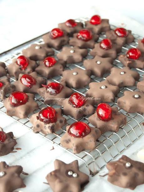 Stelline di marzapane e cioccolato (Marzipan chocolate stars)