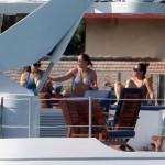 Jennifer Lopez sullo yacht a Miami insieme alle amiche: le foto