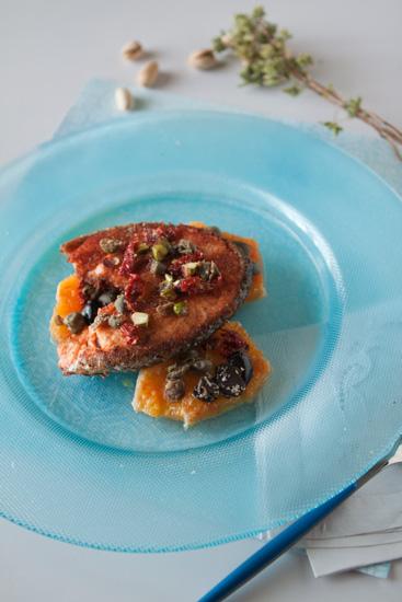 Trancio di salmone ai sapori mediterranei