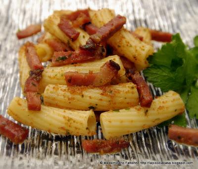 Metti una sera all'improvviso ... una pasta veloce ma gustosa .... la ricetta dei  Tortiglioni con speck croccante e pan grattato