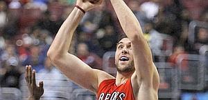 Bargnani al tiro contro Philadelphia. Reuters