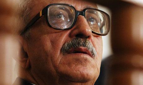 Tariq Aziz listens to a list of charges in a court in Baghdad in 2004