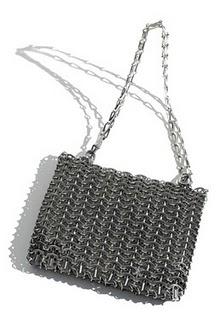 Paco Rabanne rilancia la sua iconica borsa “69” in maglia di metallo / Paco Rabanne to re-launch its legendary “69” metallic bag