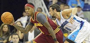 Daniel Gibson contrastato da Marco Belinelli. Ap