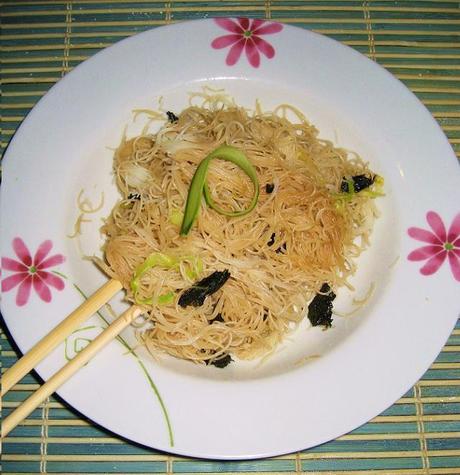 Spaghetti di riso con verdure saltate