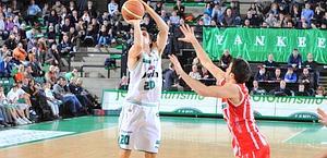 Ryan Toolson (Benetton Treviso) scarica a canestro. Ciamillo