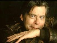 Detto il Re del brivido Stephen King è uno scrittore di fama mondiale, ha alle spalle cinquantadue romanzi tutti diventati best-sellers.