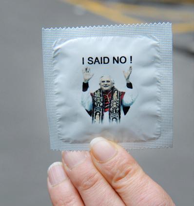 Apertura sui condom? La chiesa resta colpevole.