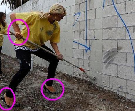 Imbiancare un muro sporco: tutorial a cura di Paris Hilton.