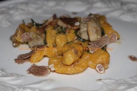 Gnocchi di zucca con funghi e tartufo