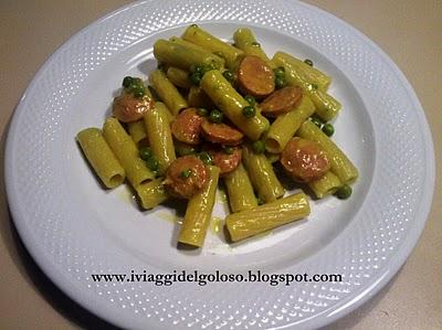 TORTIGLIONI PISELLI E WURSTEL CON CREMA DI ZAFFERANO