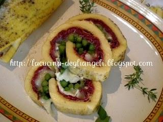 Rotolo di frittata al brie, bresaola e asparagi