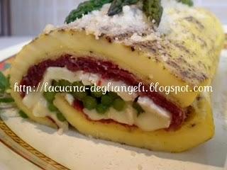 Rotolo di frittata al brie, bresaola e asparagi