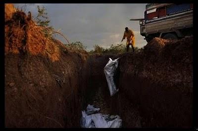 FOSSA COMUNE AD HAITI PER LE VITTIME DEL COLERA