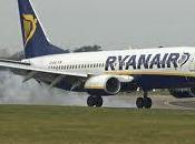 Volo Ryanair atterraggio emergenza Genova feriti