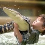Australia, riesce a domare un alligatore a soli tre anni 01
