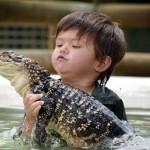 Australia, riesce a domare un alligatore a soli tre anni 05