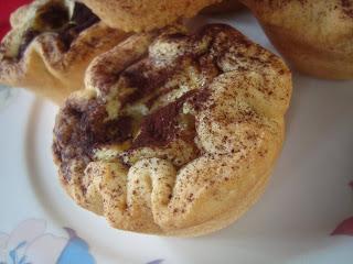 Crostatine con crema al rum e torrone.