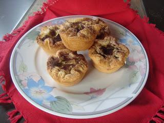 Crostatine con crema al rum e torrone.