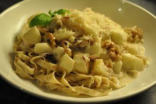 Pasta con gorgonzola, pere e noci