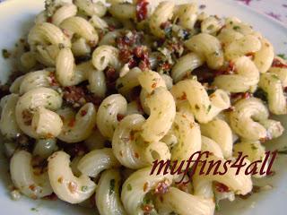 Tortiglioni con pesto al basilico, pomodorini secchi e mandorle