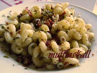 Tortiglioni con pesto al basilico, pomodorini secchi e mandorle