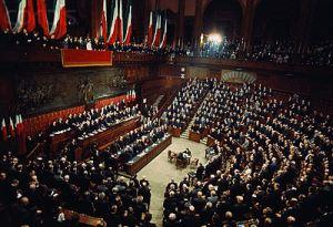 400px-Parlamento_Italiano_Giuramento_di_Giovanni_Leone[1]