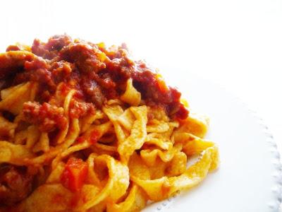 TAGLIATELLE con ragù di SALSICCIA e FUNGHI