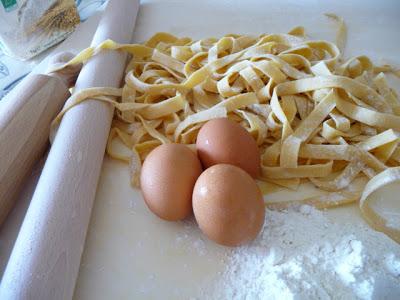 TAGLIATELLE con ragù di SALSICCIA e FUNGHI