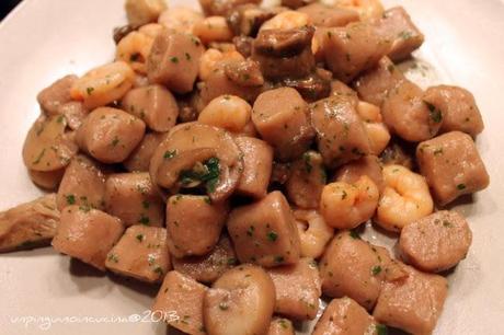 Gnocchi di castagne con funghi e gamberetti