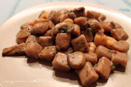 Gnocchi di castagne con funghi e gamberetti