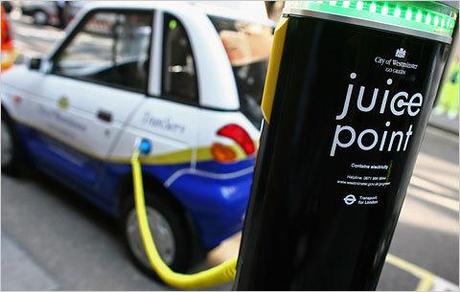 Auto elettriche: in Francia si ricaricheranno dai lampioni