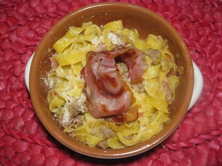 Domani è domenica prepariamo le Tagliatelle al sugo bianco con le mele