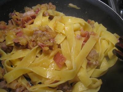 Domani è domenica prepariamo le Tagliatelle al sugo bianco con le mele