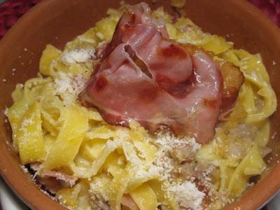 Domani è domenica prepariamo le Tagliatelle al sugo bianco con le mele