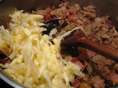 Domani è domenica prepariamo le Tagliatelle al sugo bianco con le mele