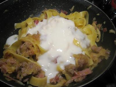 Domani è domenica prepariamo le Tagliatelle al sugo bianco con le mele