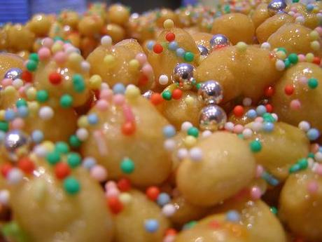 A Carnevale ogni scherzo vale. (Dolci di Carnevale: struffoli e zeppole)