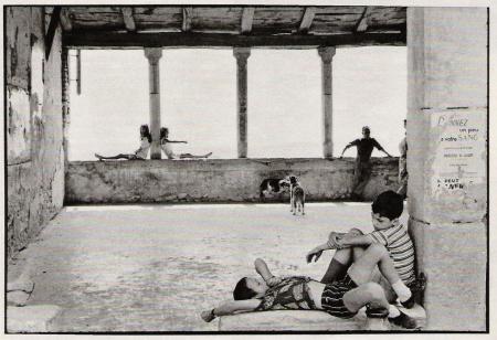 (foto di Henri Cartier-Bresson)