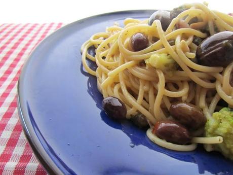 Spaghetti Gluten Free con Broccoli , Acciughe , Capperi e Olive Taggiasche .