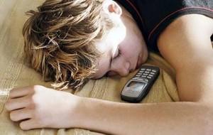 75% degli adolescenti dormono col cellulare accanto