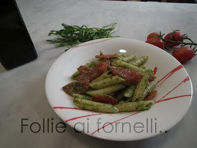 Pasta con pesto di rucola e pomodorini